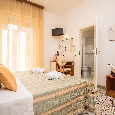 Hotel Oregon Ріміні Екстер'єр фото
