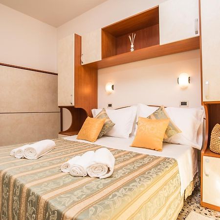 Hotel Oregon Ріміні Екстер'єр фото