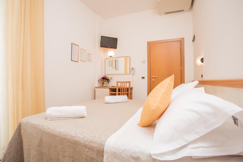 Hotel Oregon Ріміні Екстер'єр фото