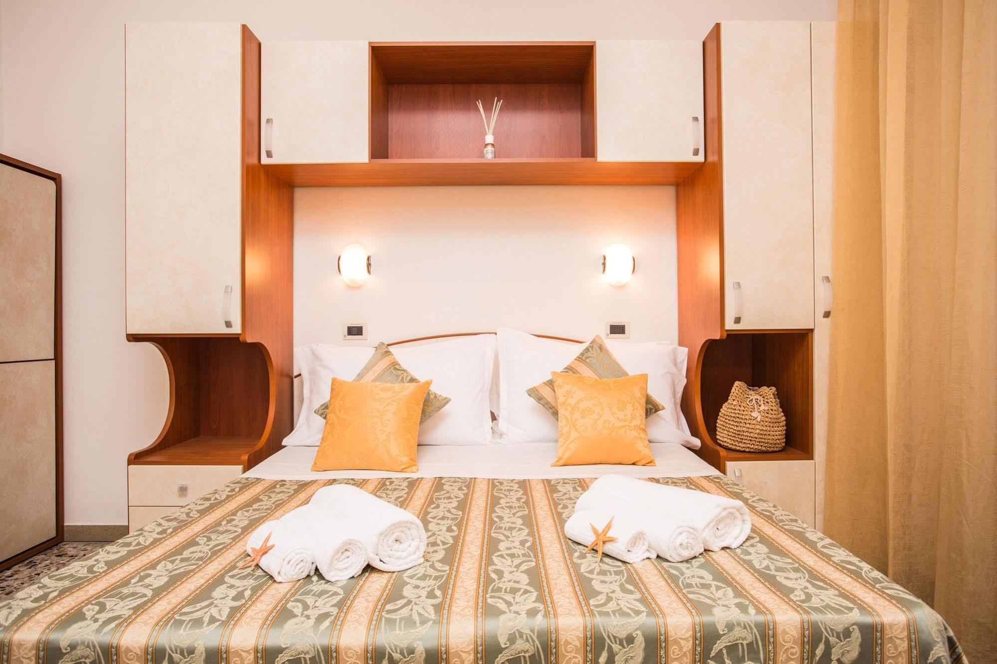 Hotel Oregon Ріміні Екстер'єр фото