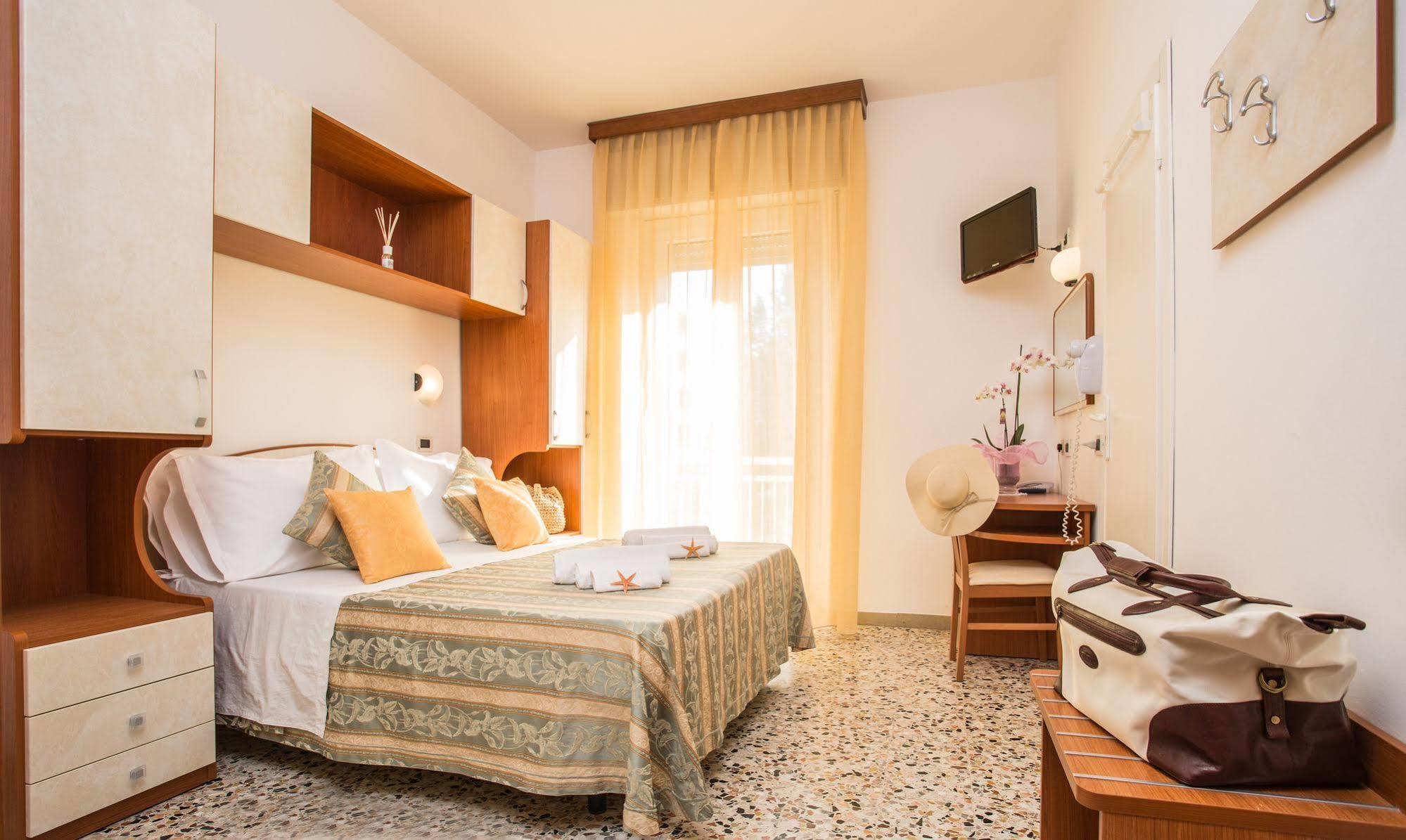 Hotel Oregon Ріміні Екстер'єр фото